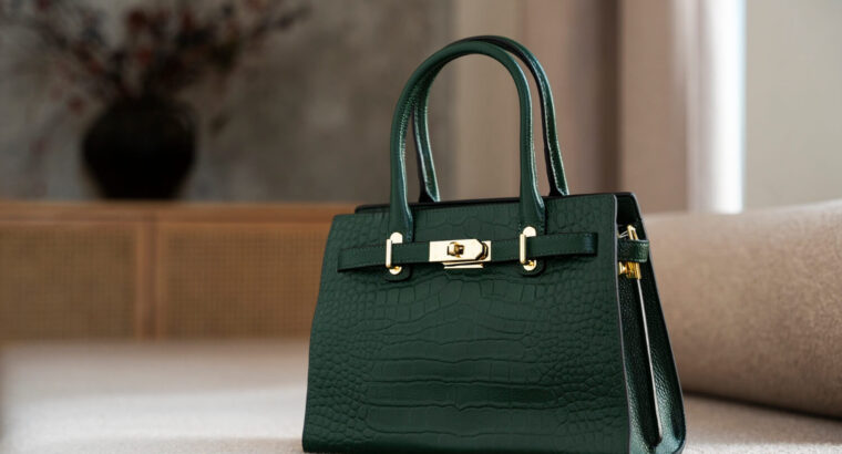 Elegant Women’s Designer Handbags – Up to 50% Off!